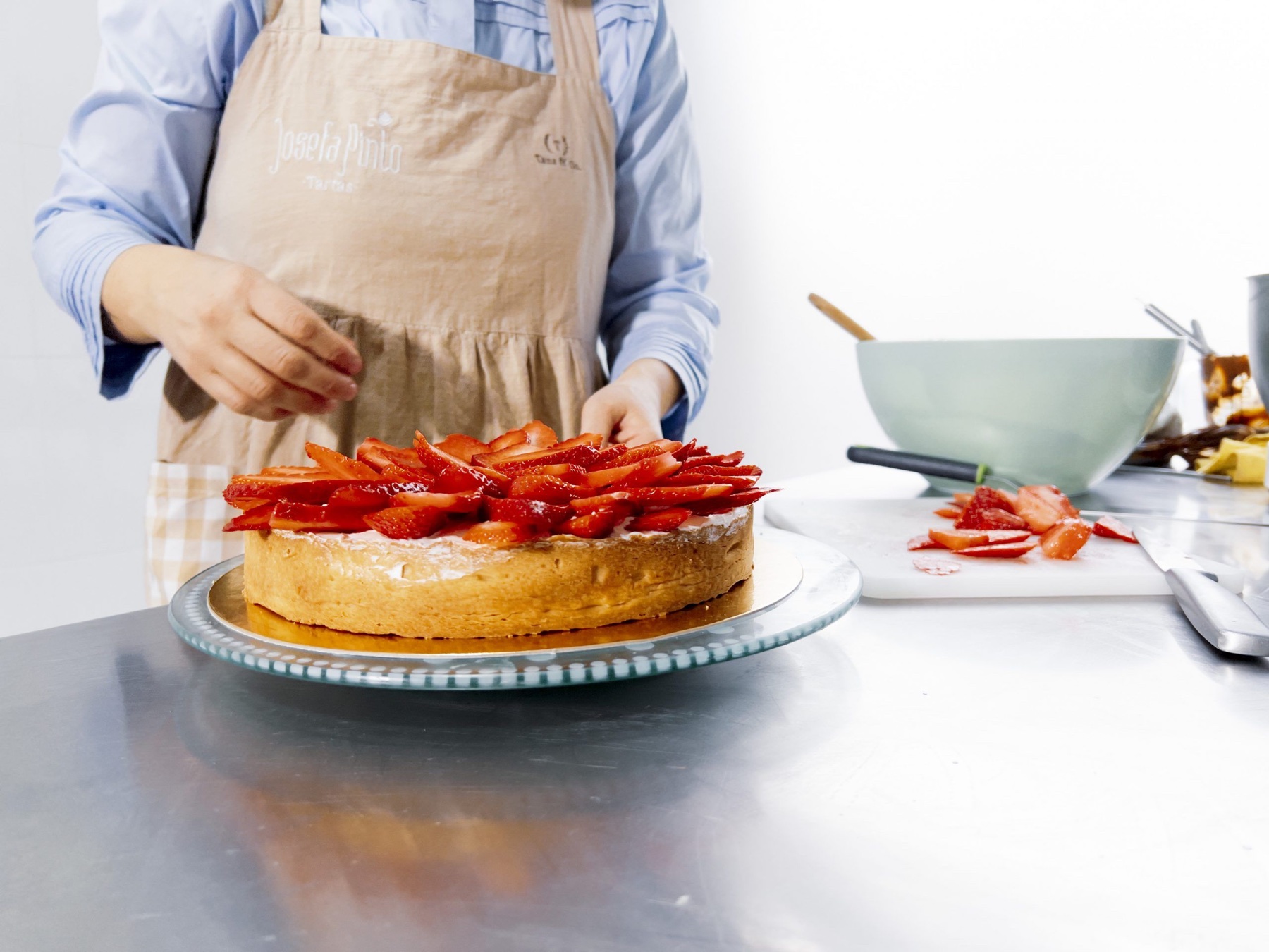 Preparación de una tarta con fresas en el obrador de Josefa Pinto