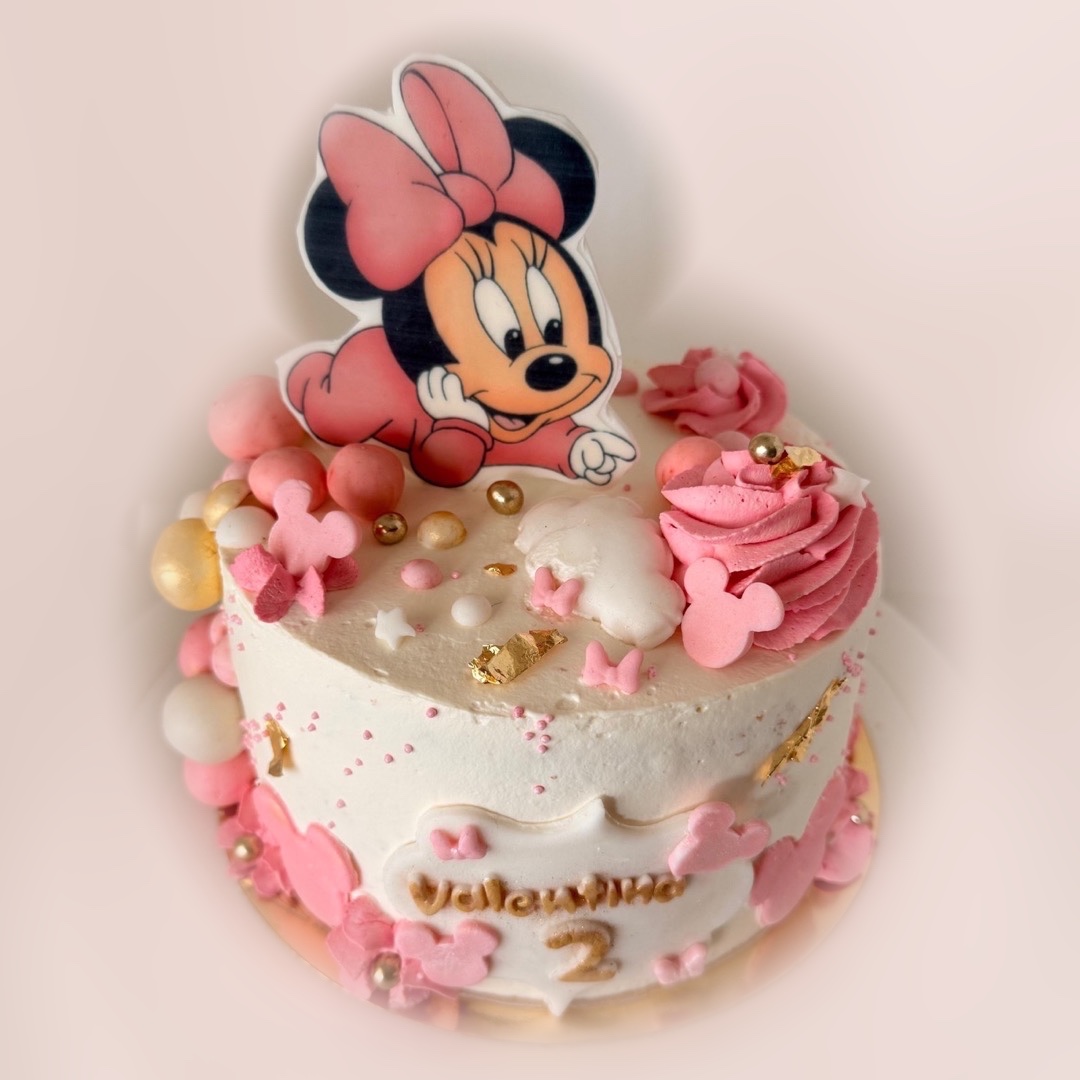 Tarta personalizada pequeña en tonos rosa con decoración infantil