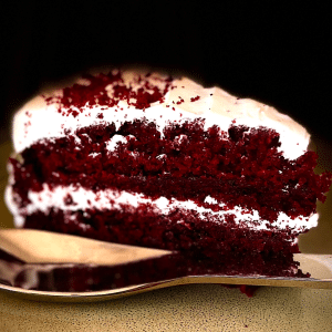 Disfruta de nuestra irresistible tarta Red Velvet, destacada por su bizcocho de chocolate intenso y su cubierta de crema de queso cremoso, que la hacen visualmente atractiva y deliciosamente indulgente. Cada bocado es una experiencia exquisita que combina el sabor suave del chocolate con la frescura del queso crema.