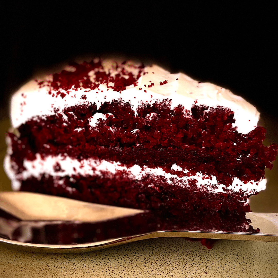 Disfruta de nuestra irresistible tarta Red Velvet, destacada por su bizcocho de chocolate intenso y su cubierta de crema de queso cremoso, que la hacen visualmente atractiva y deliciosamente indulgente. Cada bocado es una experiencia exquisita que combina el sabor suave del chocolate con la frescura del queso crema.
