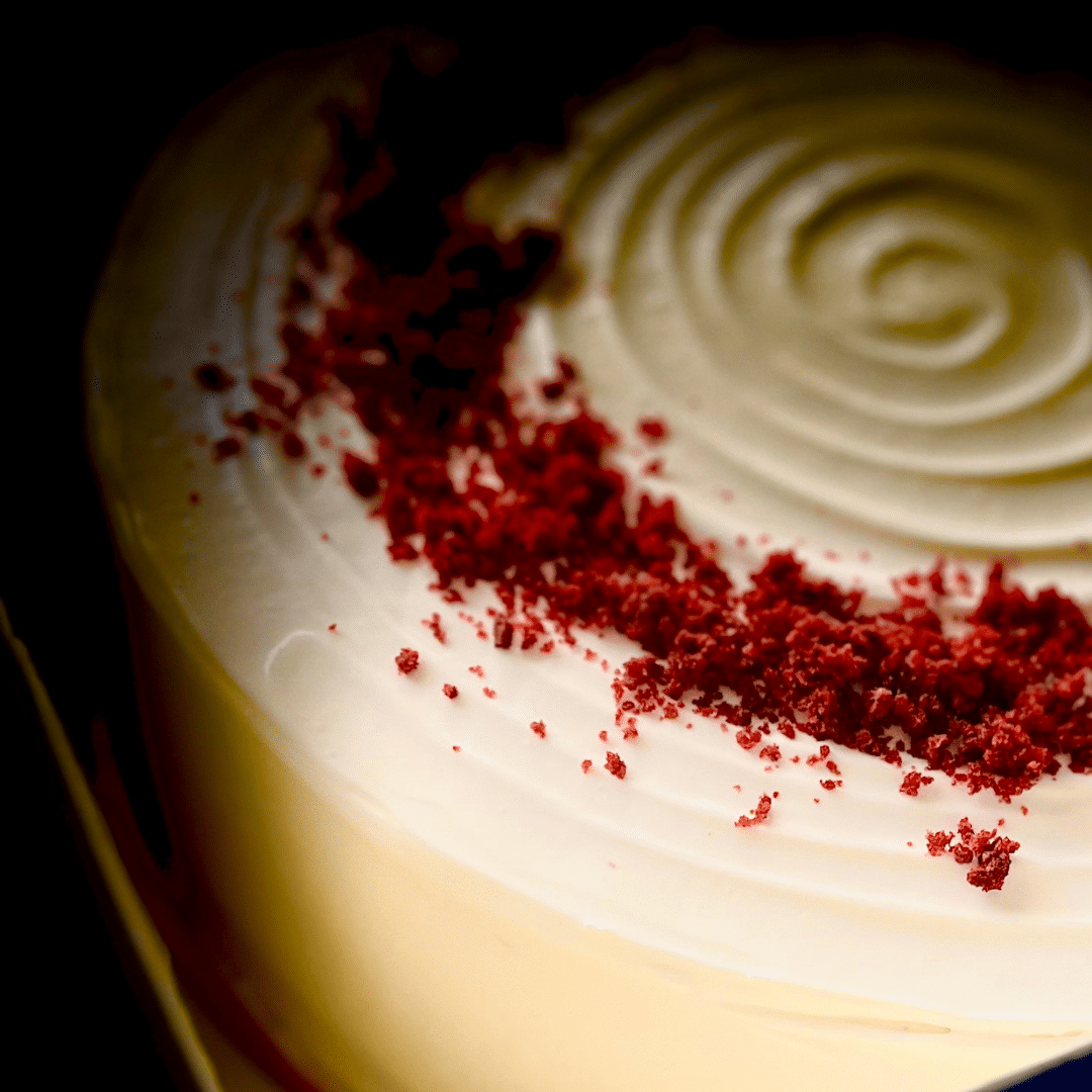 Disfruta de nuestra irresistible tarta Red Velvet, destacada por su bizcocho de chocolate intenso y su cubierta de crema de queso cremoso, que la hacen visualmente atractiva y deliciosamente indulgente. Cada bocado es una experiencia exquisita que combina el sabor suave del chocolate con la frescura del queso crema.