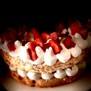 Disfruta de nuestro delicioso pastel de bizcocho blanco, conocido por su textura increíblemente ligera y esponjosa, resultado de estar hecho principalmente con claras de huevo. Relleno de una suave crema y fresas frescas