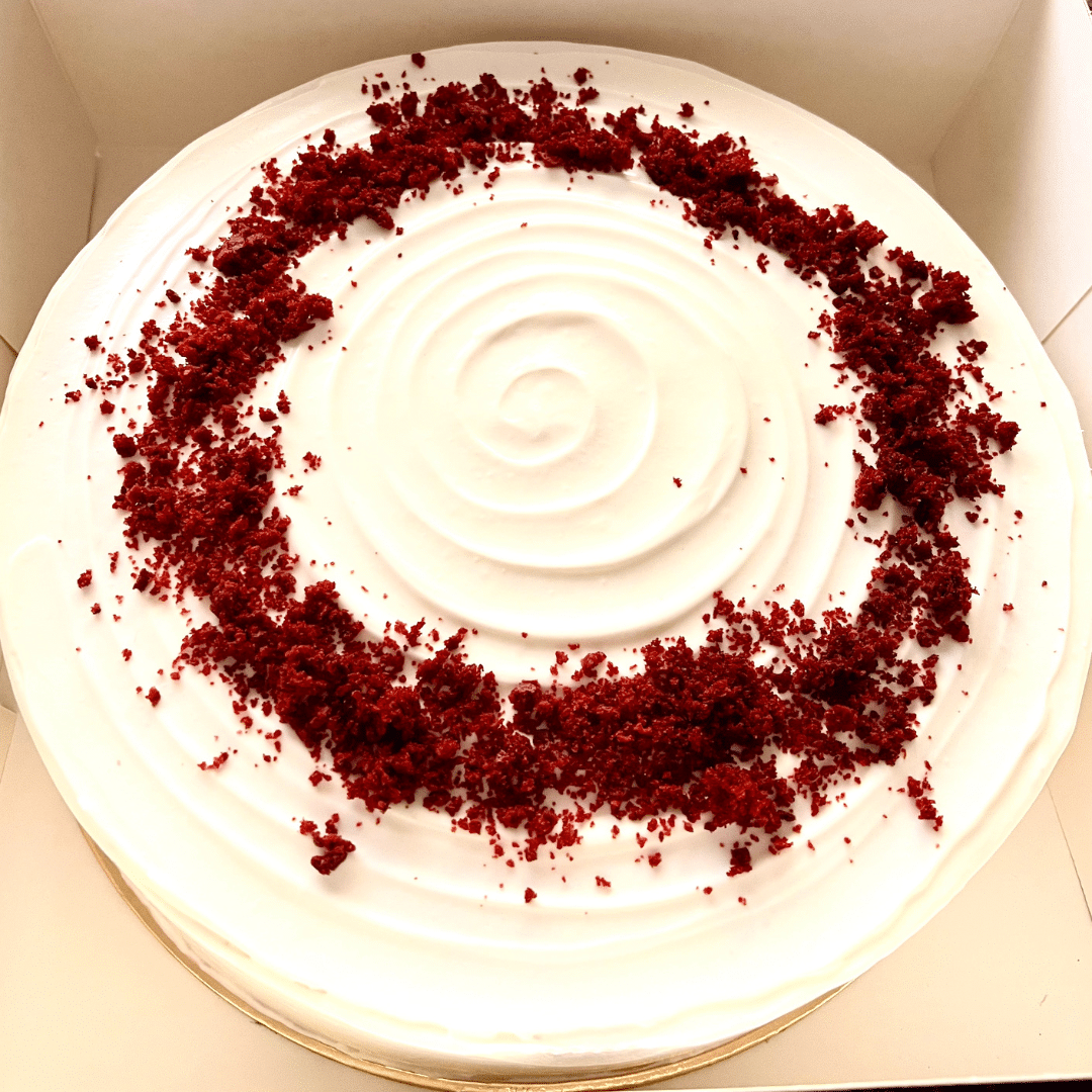 Disfruta de nuestra irresistible tarta Red Velvet, destacada por su bizcocho de chocolate intenso y su cubierta de crema de queso cremoso, que la hacen visualmente atractiva y deliciosamente indulgente. Cada bocado es una experiencia exquisita que combina el sabor suave del chocolate con la frescura del queso crema.