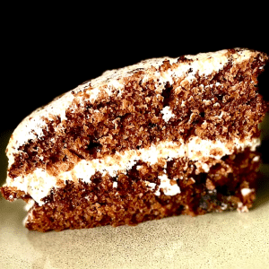 Carrot Cakes es una de las tartas más clásicas de la cocina inglesa, con capas de pastel suave, esponjoso, con un ligero sabor a zanahoria y canela, con trozos de nueces y un relleno cremoso de queso.