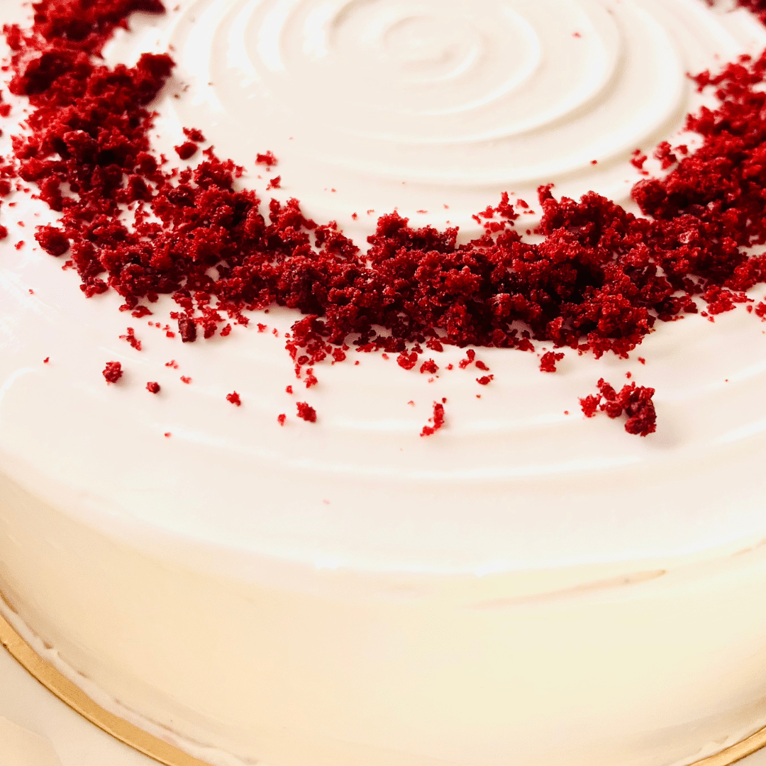Disfruta de nuestra irresistible tarta Red Velvet, destacada por su bizcocho de chocolate intenso y su cubierta de crema de queso cremoso, que la hacen visualmente atractiva y deliciosamente indulgente. Cada bocado es una experiencia exquisita que combina el sabor suave del chocolate con la frescura del queso crema.