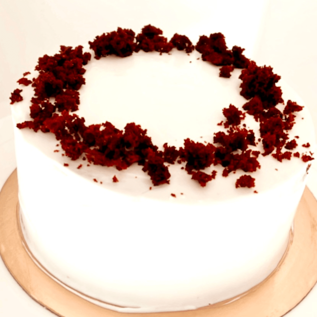 Disfruta de nuestra irresistible tarta Red Velvet, destacada por su bizcocho de chocolate intenso y su cubierta de crema de queso cremoso, que la hacen visualmente atractiva y deliciosamente indulgente. Cada bocado es una experiencia exquisita que combina el sabor suave del chocolate con la frescura del queso crema.