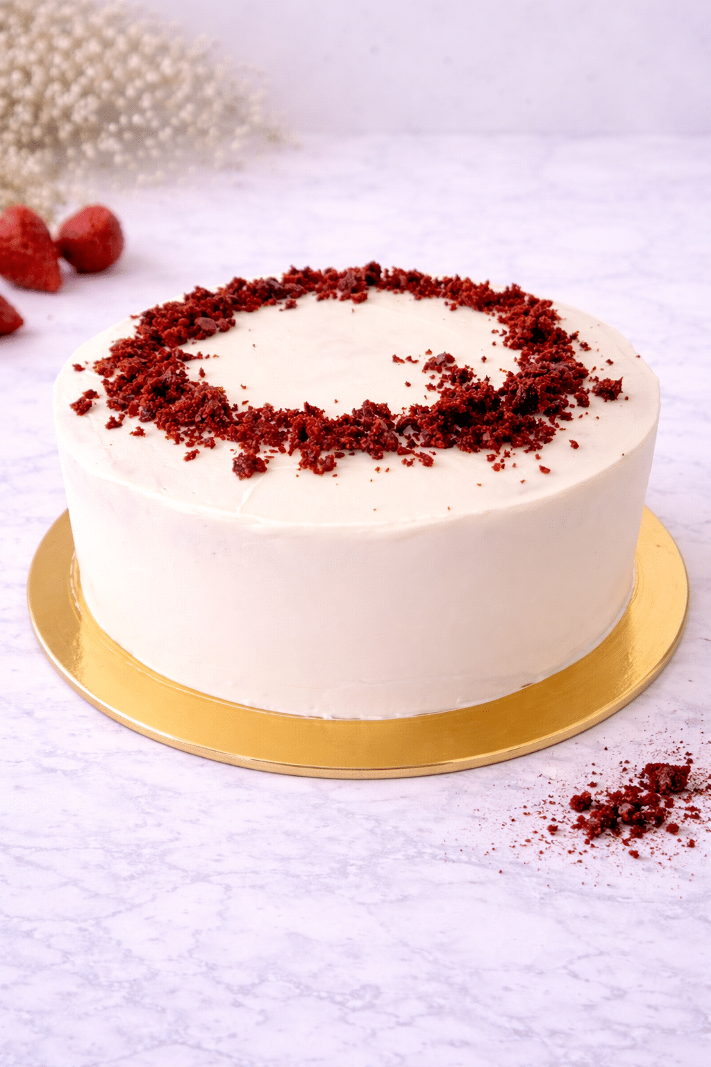 Disfruta de nuestra irresistible tarta Red Velvet, destacada por su bizcocho de chocolate intenso y su cubierta de crema de queso cremoso, que la hacen visualmente atractiva y deliciosamente indulgente.