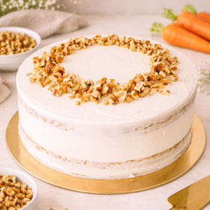 Carrot Cakes es una de las tartas más clásicas de la cocina inglesa, con capas de pastel suave, esponjoso, con un ligero sabor a zanahoria y canela, con trozos de nueces y un relleno cremoso de queso.