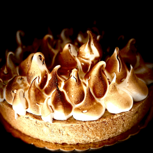 Deléitate con nuestra exquisita tartaleta elaborada con una delicada masa sable, rellena de una irresistible crema de limón y coronada con un merengue Suizo suavemente tostado. Sumérgete en una explosión de sabores que deleitarán tus sentidos en cada bocado.