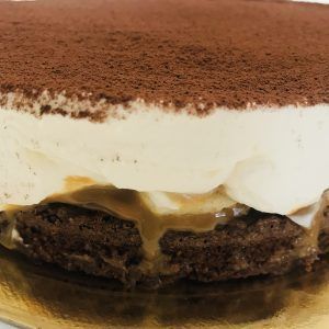 Elaborada sobre una base de brownie. La combinación de texturas suaves hará que sea una tarta ideal para cualquier mesa dulce.