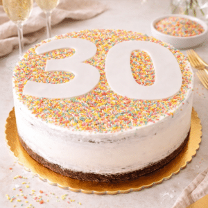 Es un bizcocho súper húmedo de chocolate relleno y recubierto con un frostin de crema y fideos de colores. Podéis optar por decirnos tu número en las notas de pedido o simplemente sin número, lo cual te permitirá aplicarle la decoración que tú deseas para cualquier evento.