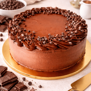 Tarta Chocolate y trufa formada por dos bizcochos húmedos elaborados con puro chocolate Valrhona, rellena y decorada con trufa.