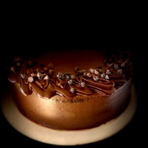 Tarta Chocolate y trufa formada por dos bizcochos húmedos elaborados con puro chocolate Valrhona, rellena y decorada con trufa.