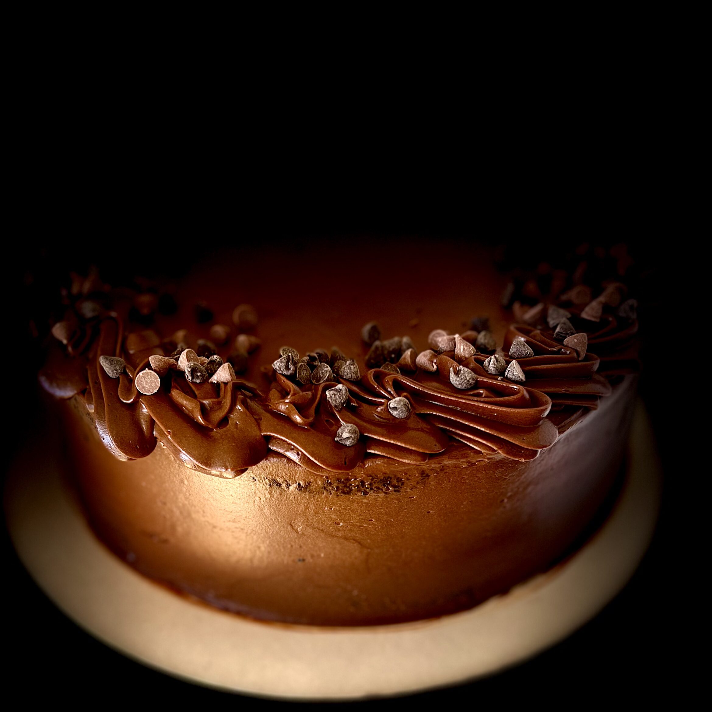 Tarta Chocolate y trufa formada por dos bizcochos húmedos elaborados con puro chocolate Valrhona, rellena y decorada con trufa.