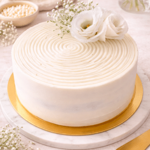 Bizcocho de Vainilla, húmedo y esponjoso relleno y decorada con una crema de queso suave y cremoso, que hacen una combinación exquisita. Esta tarta lleva como decoración un pequeño arreglo floral natural (según la estación del año varian las flores)