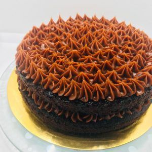 Bizcocho de Chocolate, húmedo y esponjoso relleno con dulce de leche.