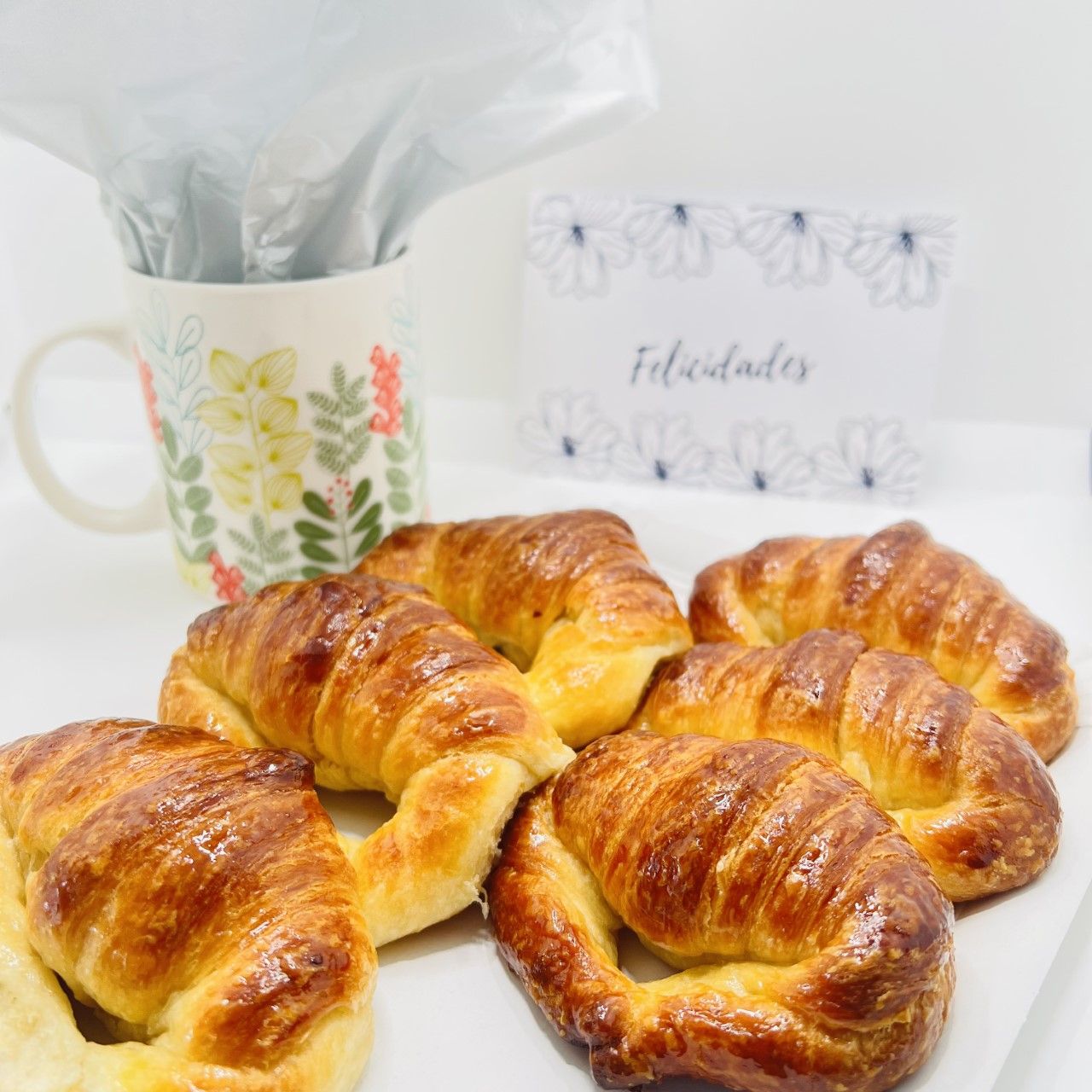 Medialunas & Taza