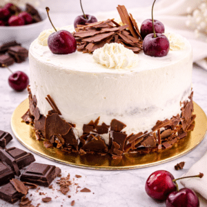 La Tarta Selva Negra es un clásico de la repostería europea, elegante y lleno de sabor. Elaborada con un esponjoso bizcocho genovés de chocolate, embebido en un delicado almíbar con licor Kirsch, esta tarta se rellena y se cubre con suave crema chantillí y cerezas jugosas, que le aportan frescura y un sabor inconfundible. Su equilibrio entre lo dulce, lo frutal y el toque de licor la convierte en una opción ideal para celebraciones especiales o para disfrutar de un postre sofisticado con historia.