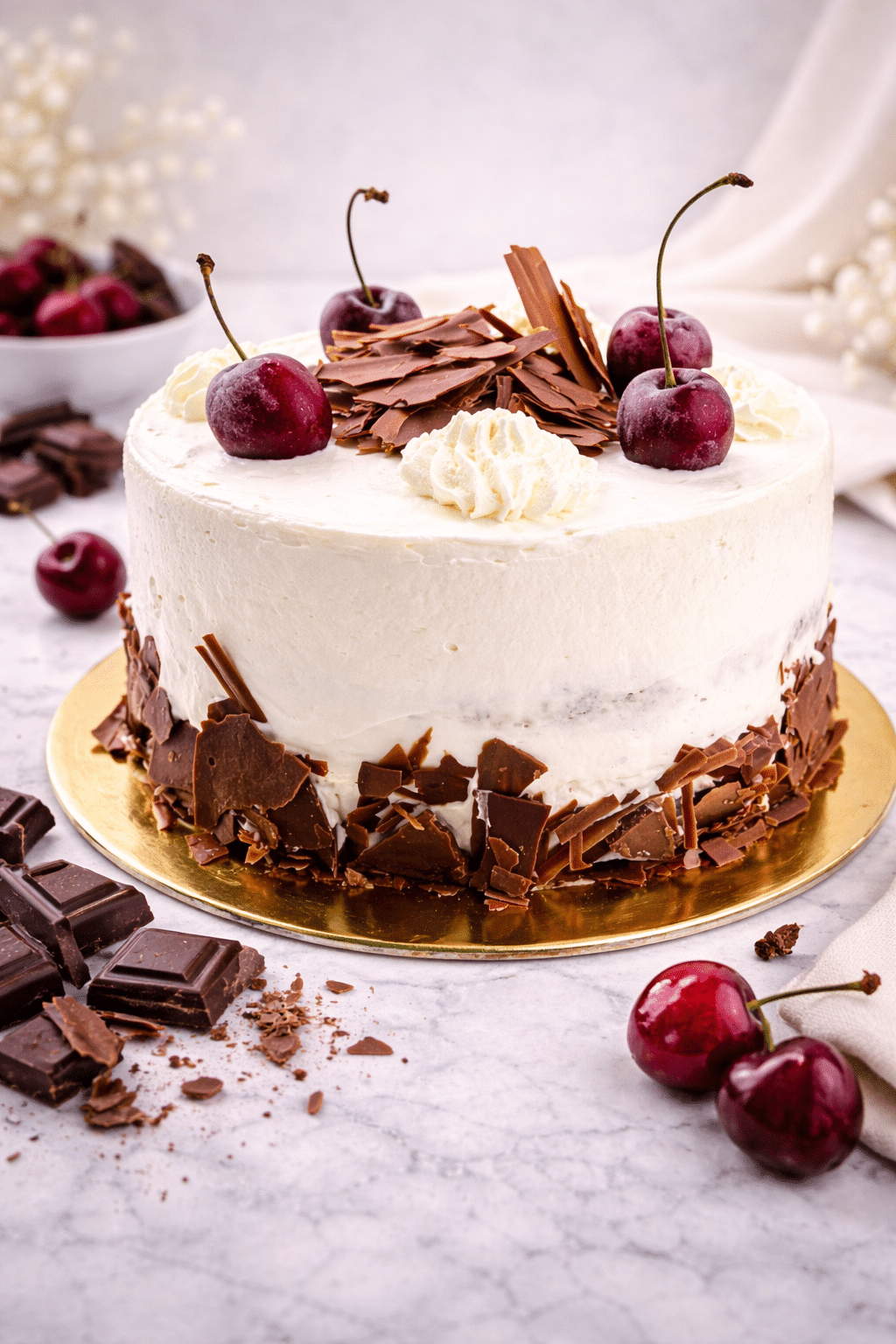 La Tarta Selva Negra es un clásico de la repostería europea, elegante y lleno de sabor. Elaborada con un esponjoso bizcocho genovés de chocolate, embebido en un delicado almíbar con licor Kirsch, esta tarta se rellena y se cubre con suave crema chantillí y cerezas jugosas, que le aportan frescura y un sabor inconfundible. Su equilibrio entre lo dulce, lo frutal y el toque de licor la convierte en una opción ideal para celebraciones especiales o para disfrutar de un postre sofisticado con historia.