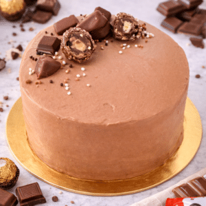 La Tarta de Chocolate y Más Chocolates es el sueño hecho realidad para los amantes del cacao. Su base es un bizcocho tierno, esponjoso y extra húmedo, que puede ser de chocolate o vainilla según tu preferencia. Cada capa está rellena con una mousse de chocolate suave y cremosa, y recubierta con una generosa selección de chocolates variados que aportan texturas y sabores irresistibles. Es una tarta intensa, golosa y elegante, ideal para celebraciones, regalos o simplemente para darte un capricho inolvidable.