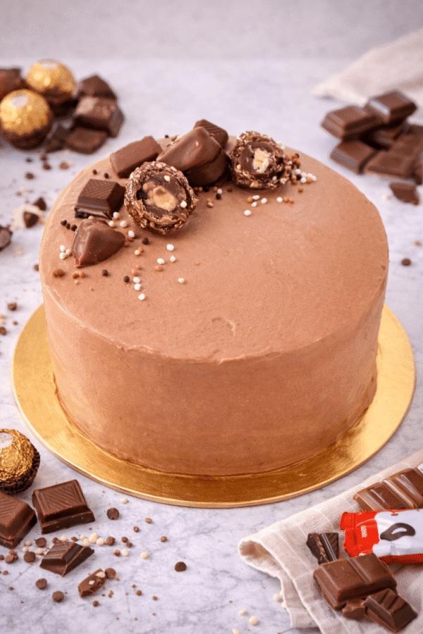 Tarta de chocolate y más chocolates pequeña