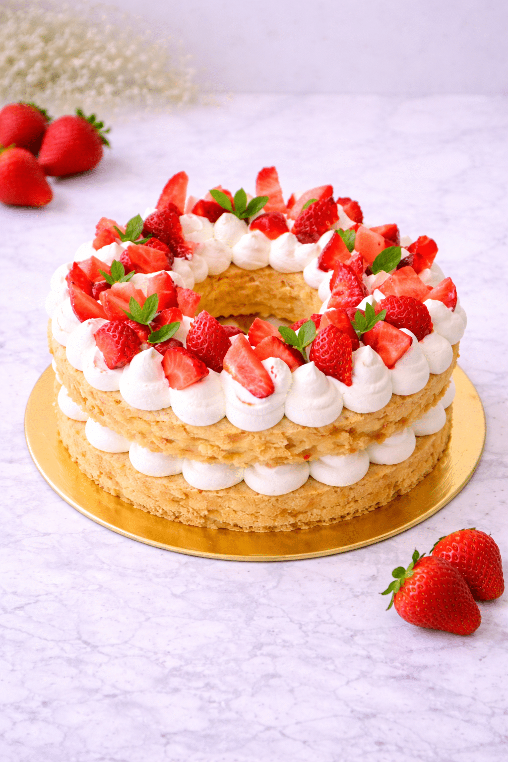Disfruta de nuestro delicioso pastel de bizcocho blanco, conocido por su textura increíblemente ligera y esponjosa, resultado de estar hecho principalmente con claras de huevo. Relleno de una suave crema y fresas frescas