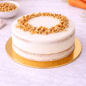 Carrot Cakes es una de las tartas más clásicas de la cocina inglesa, con capas de pastel suave, esponjoso, con un ligero sabor a zanahoria y canela, con trozos de nueces y un relleno cremoso de queso.