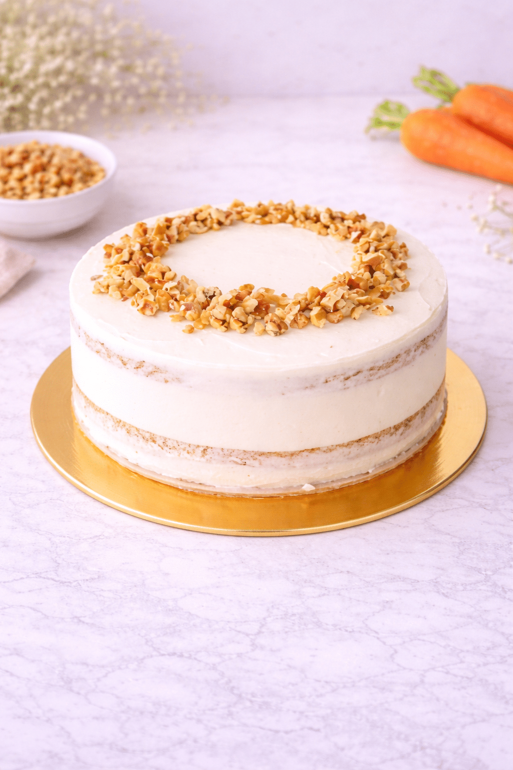 Carrot Cakes es una de las tartas más clásicas de la cocina inglesa, con capas de pastel suave, esponjoso, con un ligero sabor a zanahoria y canela, con trozos de nueces y un relleno cremoso de queso.