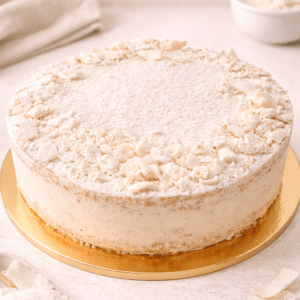 Homenaje a la tradición argentina: una deliciosa combinación de bizcochuelo, dulce de leche, crema chantillí, coco, nueces y castañas en almíbar. Fresco, suave y lleno de sabor.