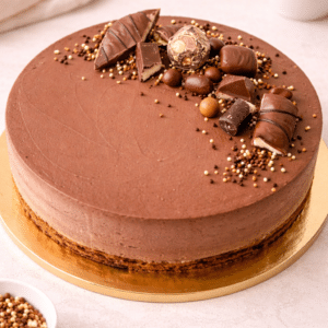 Una explosión de chocolate: bizcocho húmedo de chocolate o vainilla a elección, relleno y cubierto con mousse de chocolate y una irresistible mezcla de chocolates. Pura tentación.