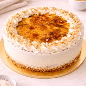 La Tarta San Marco combina un bizcocho genovés de vainilla con relleno de nata y trufa, cubierta con yema tostada y láminas de almendra. Clásica, elegante y deliciosa.