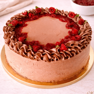 Una tarta intensa y elegante: suave bizcocho de chocolate, frambuesas frescas y una ganache de chocolate brillante que la cubre por completo. El equilibrio ideal entre dulzura y acidez.