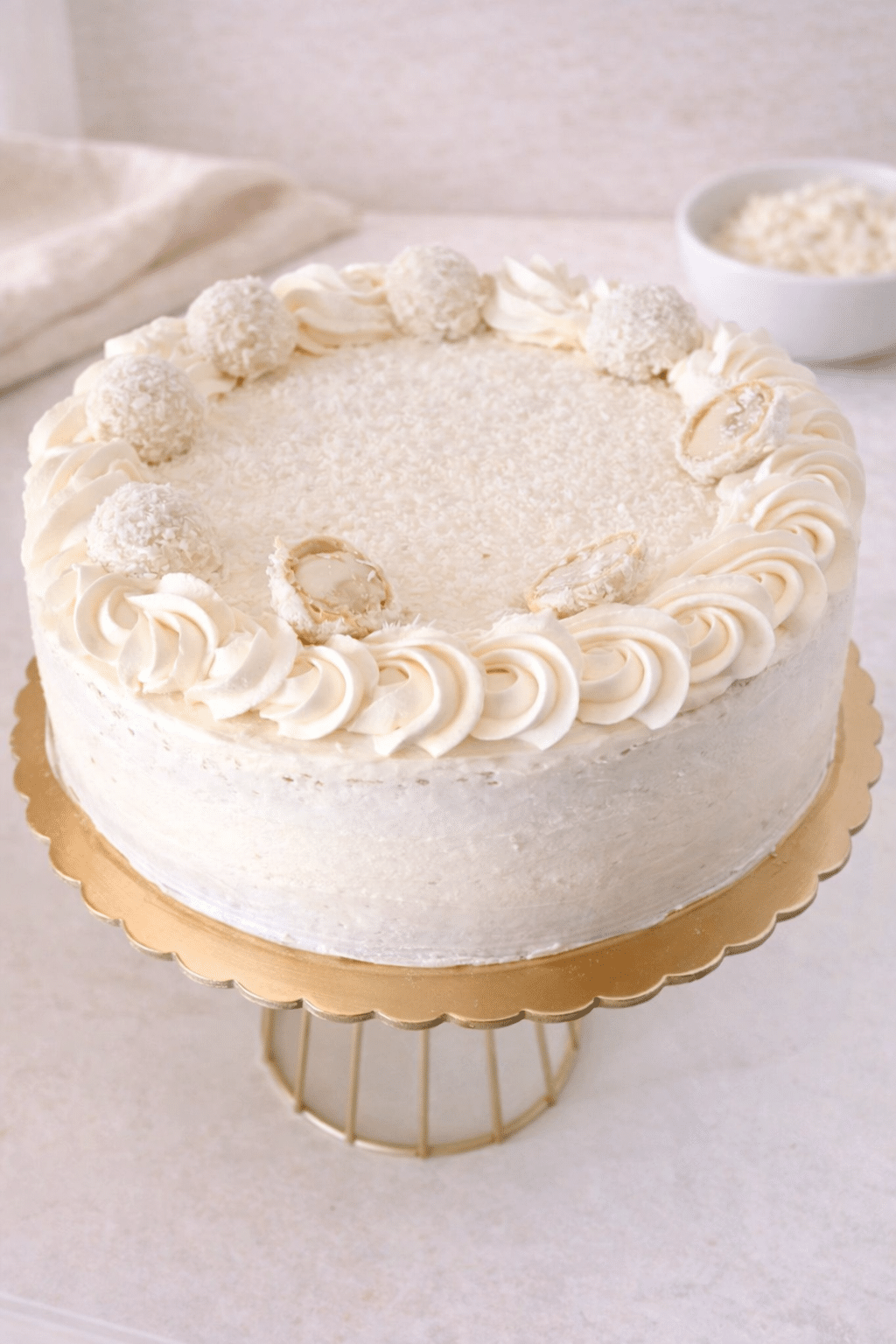 La Tarta Raffaello es pura elegancia: suave, delicada y con una mezcla irresistible de crema, almendra y coco. Coronada con bombones Raffaello caseros, es tan deliciosa como hermosa.