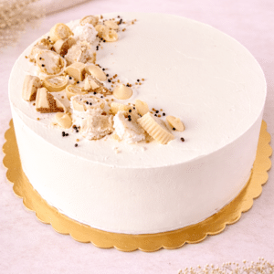 Una delicia suave y golosa: bizcocho húmedo de chocolate o vainilla, relleno y cubierto con mousse de chocolate blanco y una irresistible variedad de chocolates blancos.