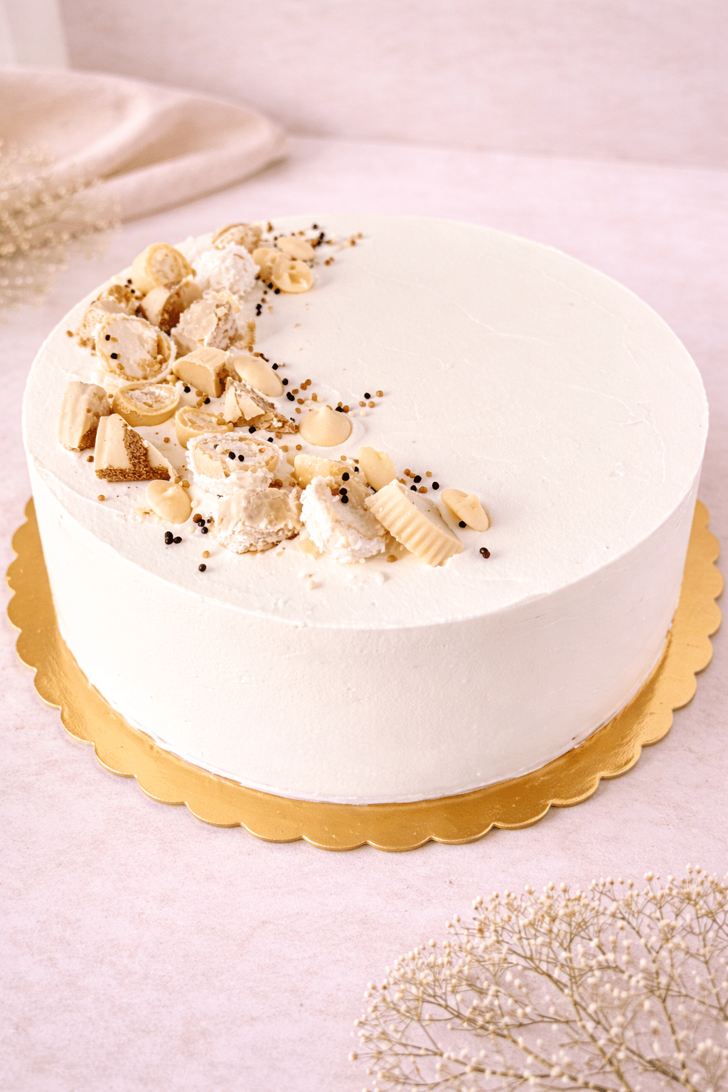 Una delicia suave y golosa: bizcocho húmedo de chocolate o vainilla, relleno y cubierto con mousse de chocolate blanco y una irresistible variedad de chocolates blancos.