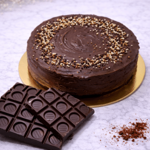 Tarta de la Abuela de galleta y chocolate es el postre perfecto para cualquier ocasión. Con capas de crujientes galletas y suave crema de chocolate, esta tarta es una verdadera delicia para el paladar.
